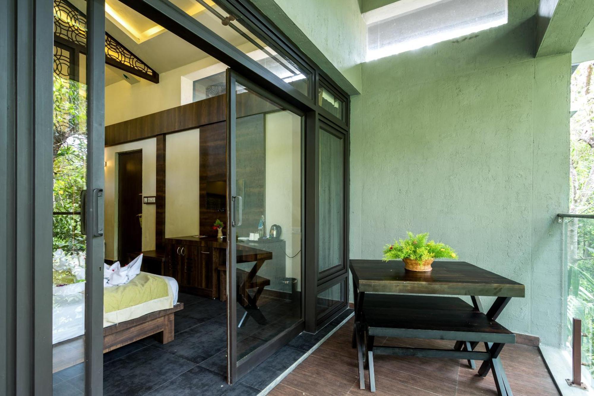 Hotel The Mountain Courtyard Thekkady Exterior foto