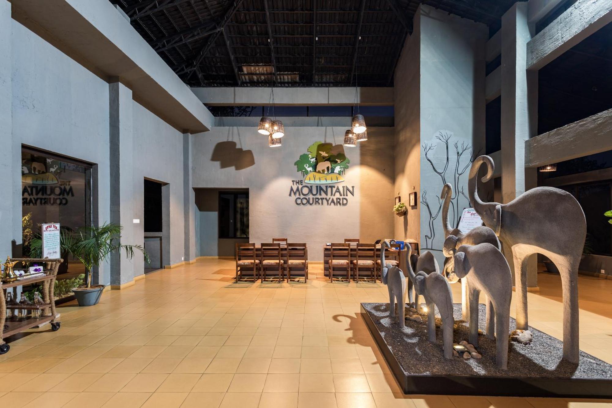 Hotel The Mountain Courtyard Thekkady Exterior foto