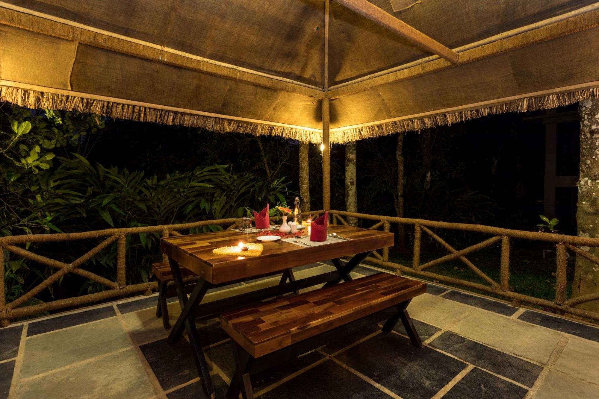 Hotel The Mountain Courtyard Thekkady Exterior foto