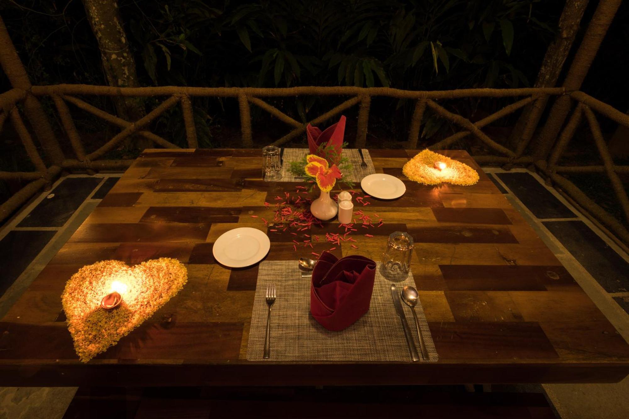 Hotel The Mountain Courtyard Thekkady Exterior foto