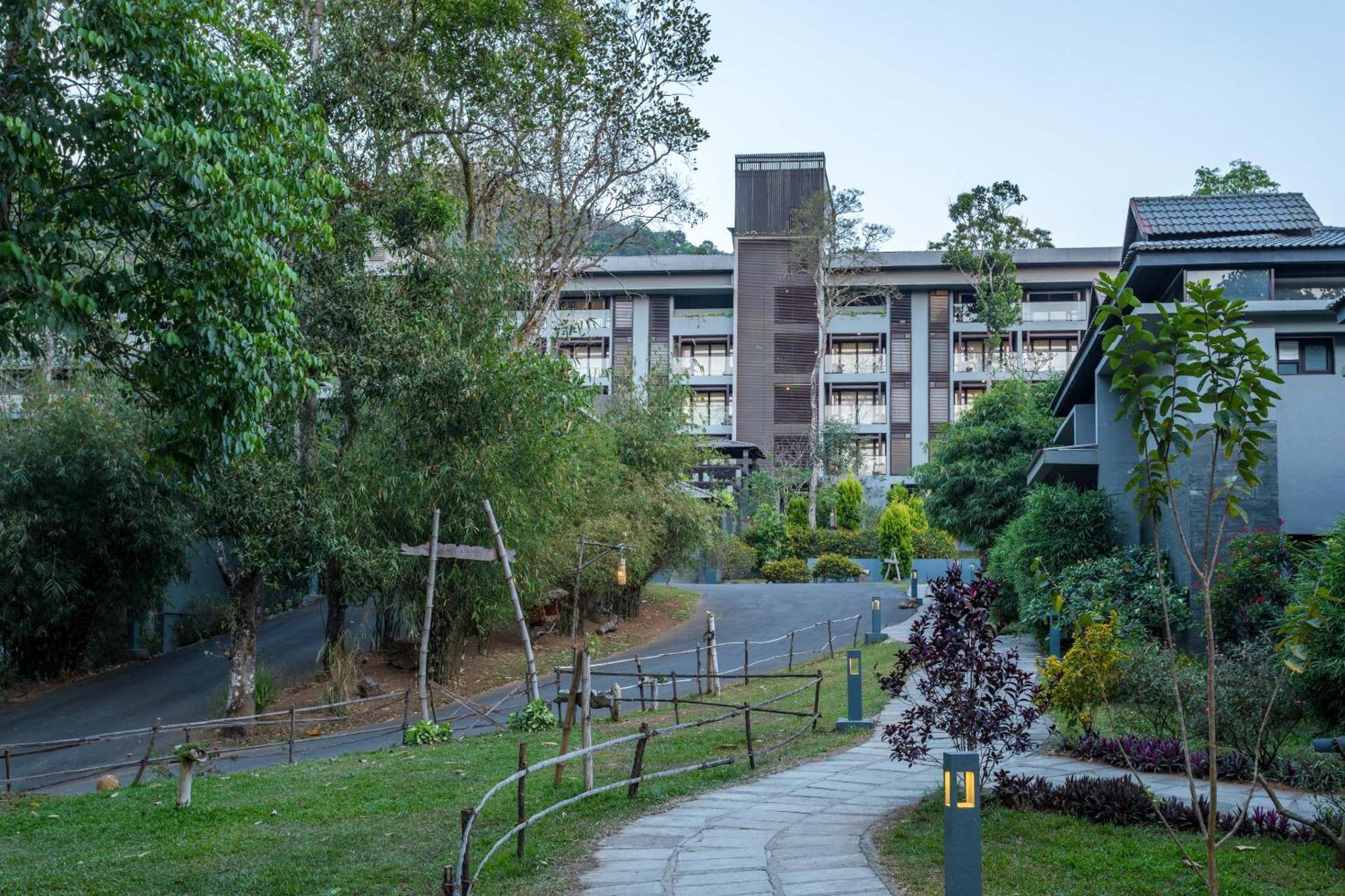 Hotel The Mountain Courtyard Thekkady Exterior foto