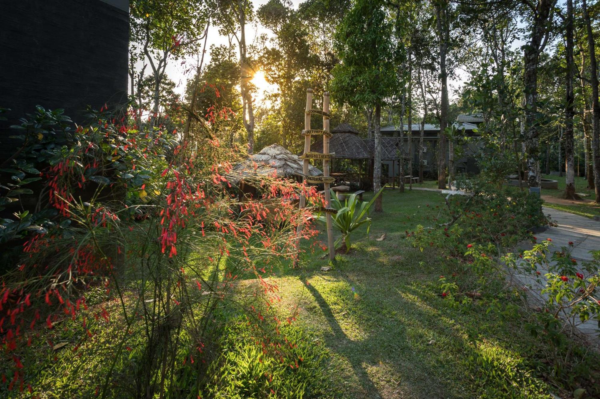 Hotel The Mountain Courtyard Thekkady Exterior foto