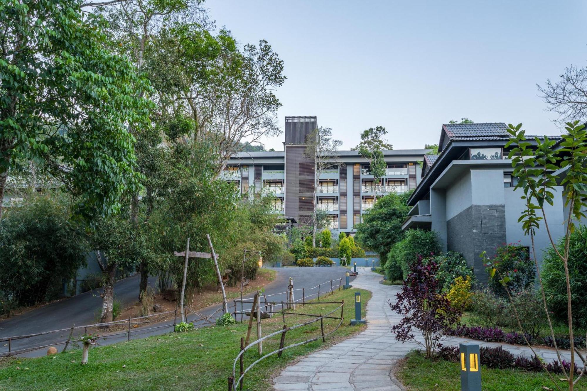 Hotel The Mountain Courtyard Thekkady Exterior foto