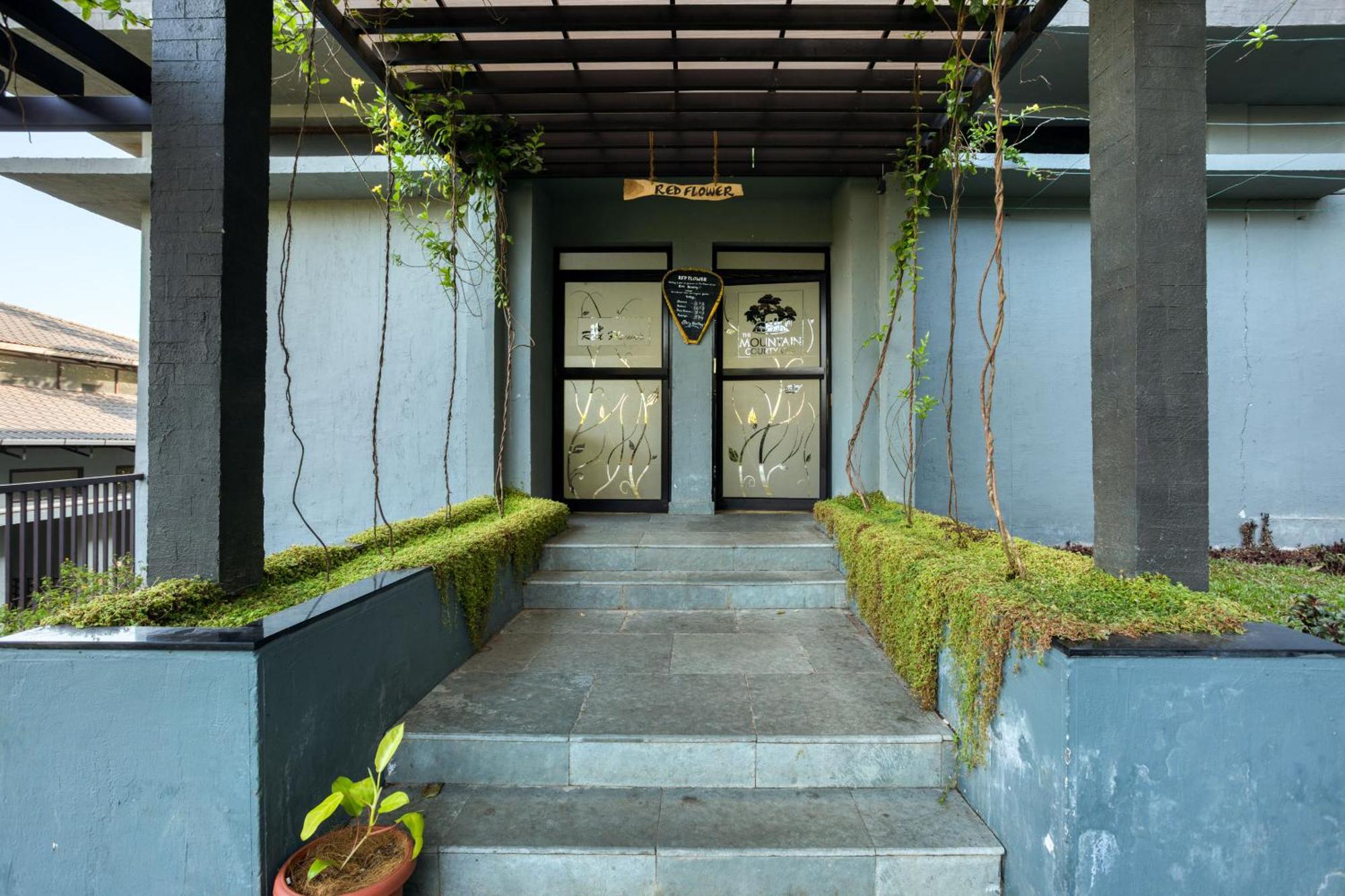Hotel The Mountain Courtyard Thekkady Exterior foto