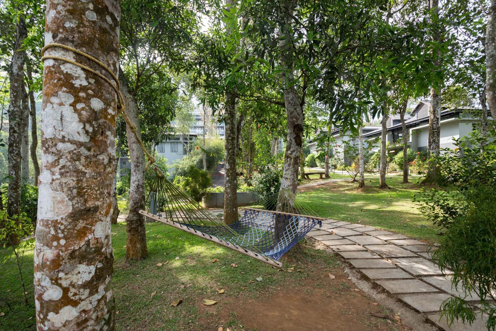 Hotel The Mountain Courtyard Thekkady Exterior foto