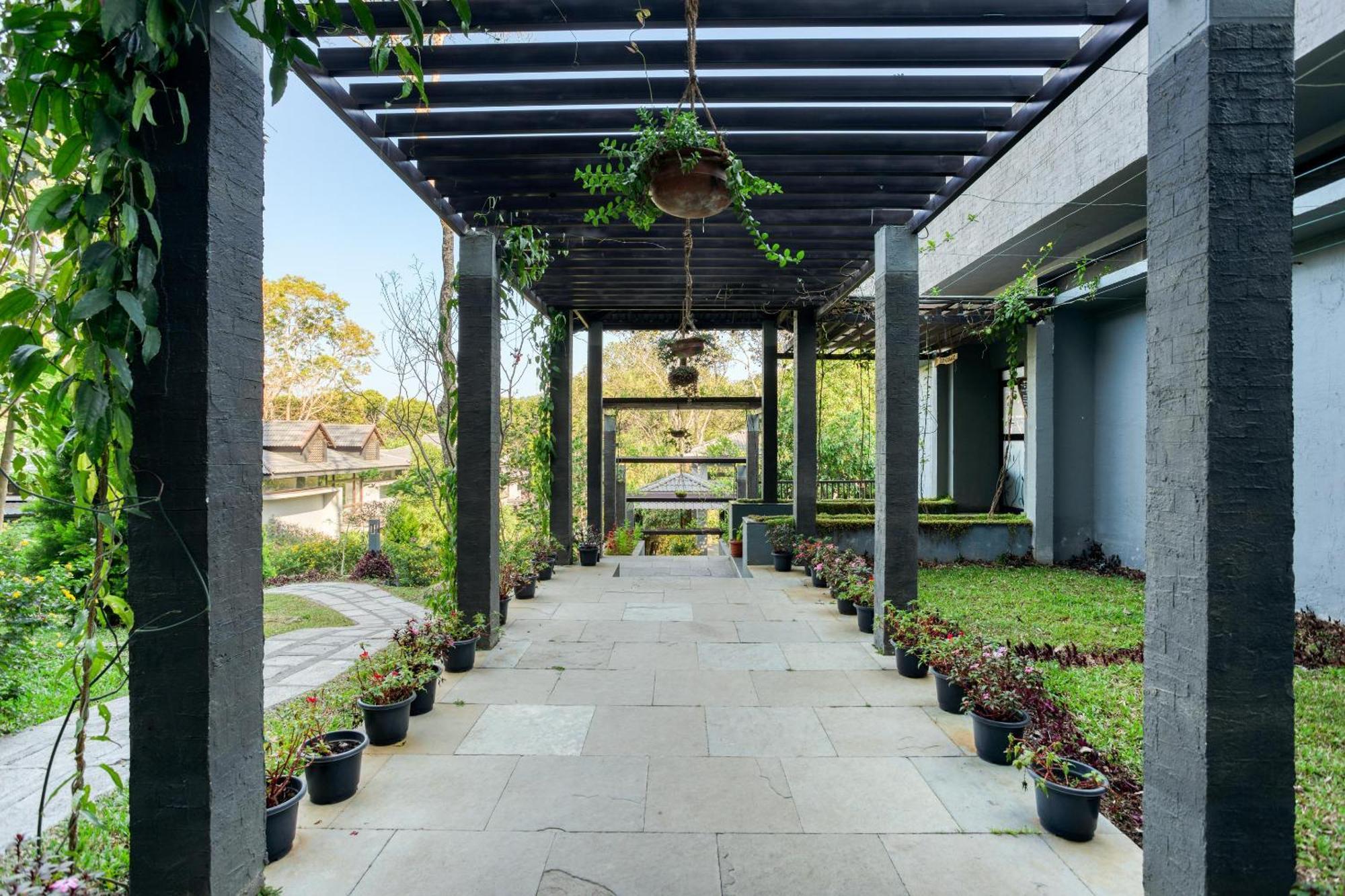 Hotel The Mountain Courtyard Thekkady Exterior foto