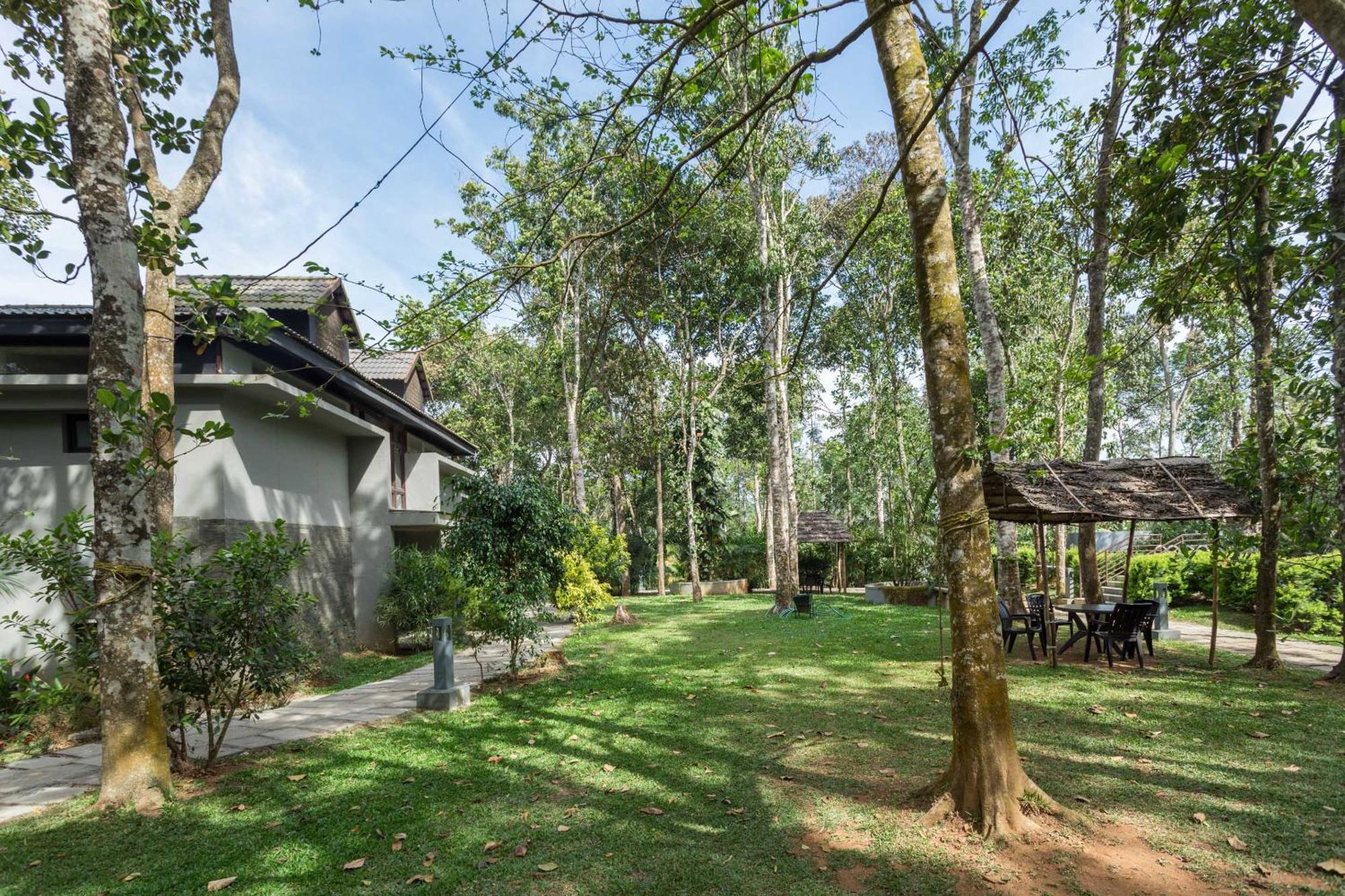 Hotel The Mountain Courtyard Thekkady Exterior foto