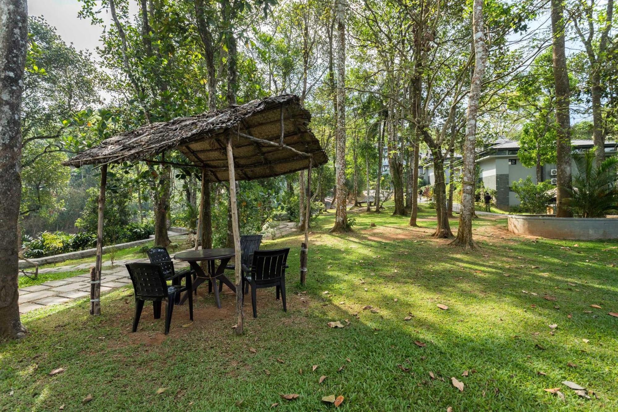 Hotel The Mountain Courtyard Thekkady Exterior foto