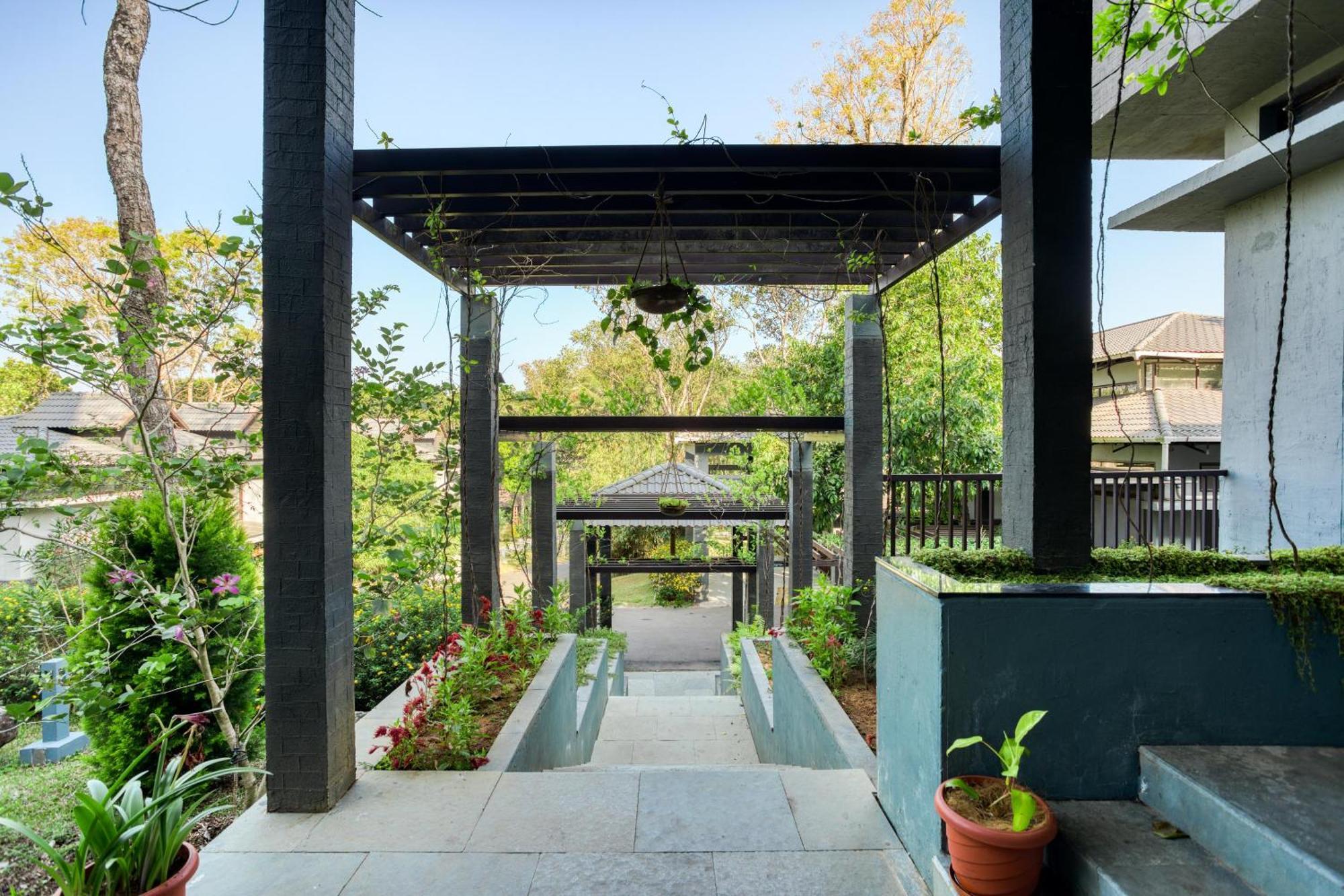 Hotel The Mountain Courtyard Thekkady Exterior foto
