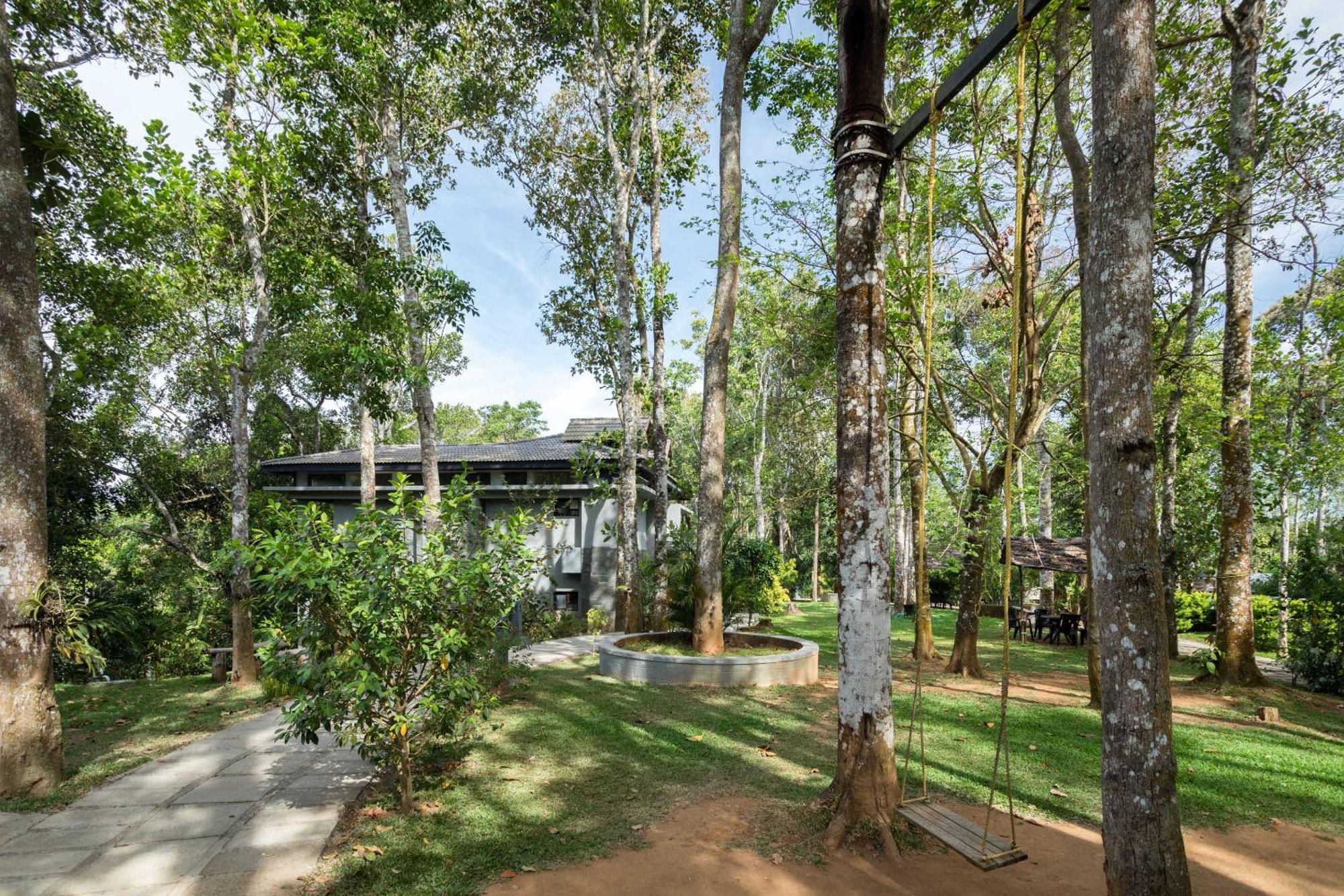 Hotel The Mountain Courtyard Thekkady Exterior foto